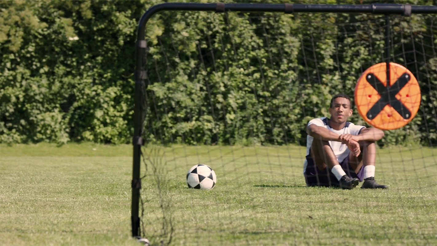 Produktfilm der Filmproduktion Panda Pictures aus München und Ulm für Hammer Sport. Eine Darstellerin in Sportkleidung steht selbstbewusst mit einem Fußball auf dem Rasen, perfekt ausgeleuchtet für den Produktfilm.