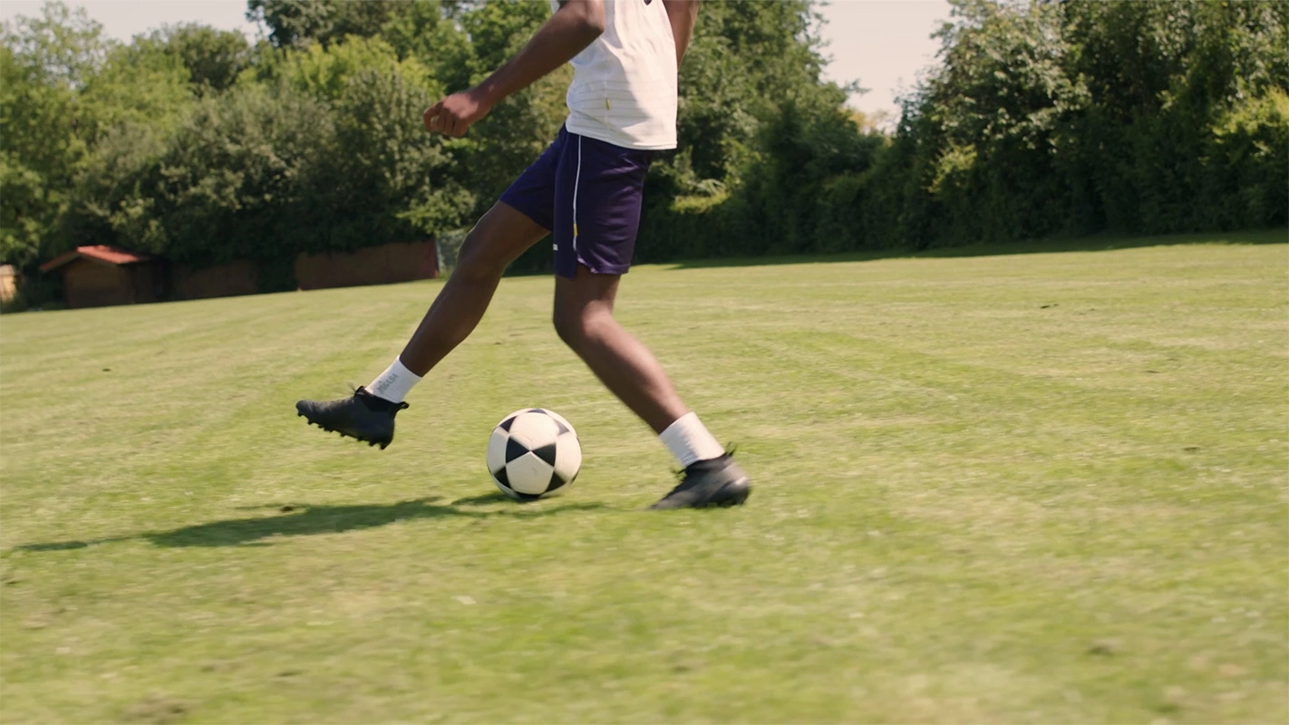 Produktfilm der Filmproduktion Panda Pictures aus München und Ulm für Hammer Sport. Ein Fußballspieler dribbelt den Ball auf dem Spielfeld, eine fließende Bewegung für eine realistische Trainingsszene.