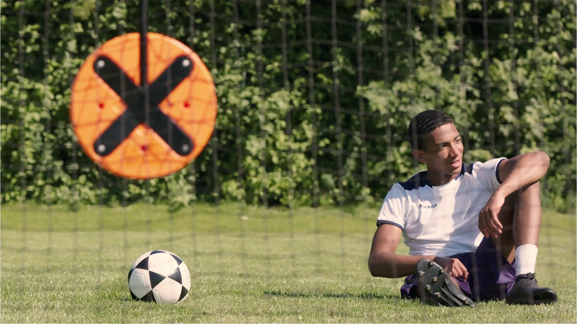 Produktfilm der Filmproduktion Panda Pictures aus München und Ulm für Hammer Sport. Ein Darsteller in sportlicher Pose mit einem Fußball auf dem Rasen, perfekt inszeniert für einen dynamischen Produktfilm.