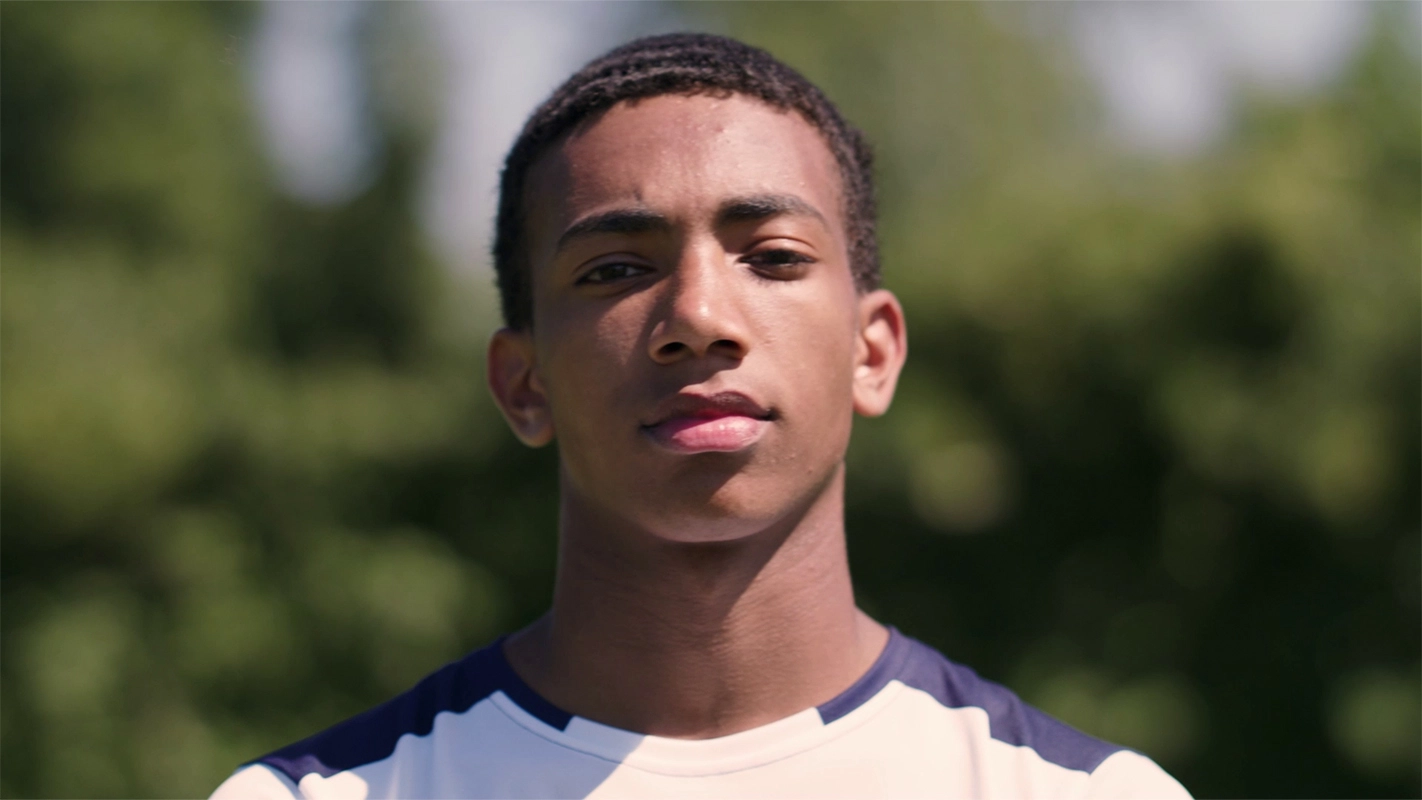 Produktfilm der Filmproduktion Panda Pictures aus München und Ulm für Hammer Sport. Nahaufnahme des Gesichts eines jungen Fußballspielers, der konzentriert in die Kamera blickt, ein authentisches Porträt.
