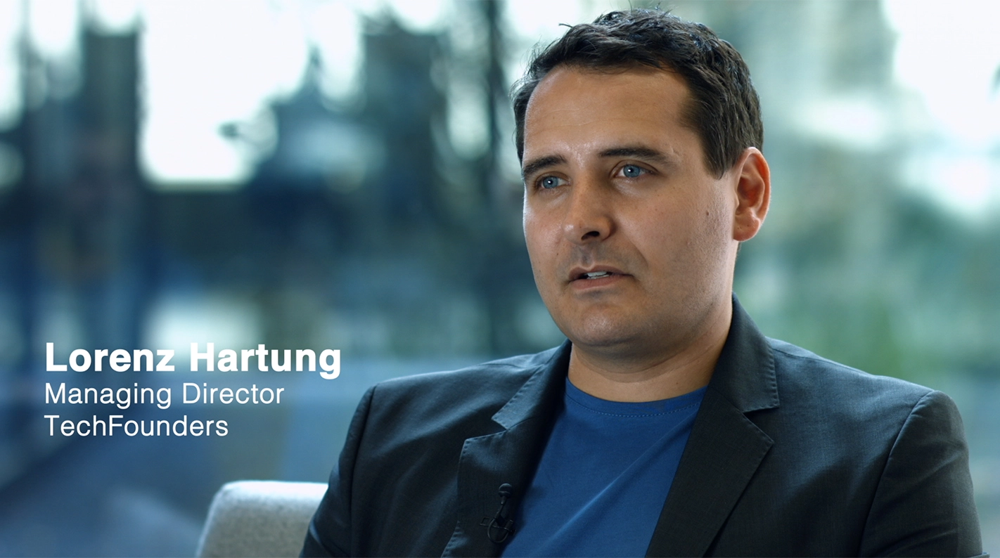 Imagefilm der Filmproduktion Panda Pictures aus München und Ulm für TechFounders. Eine Porträteinstellung zeigt Lorenz Hartung, den Managing Director von TechFounders, in einem Interview, klar und fokussiert, während er in die Ferne blickt.