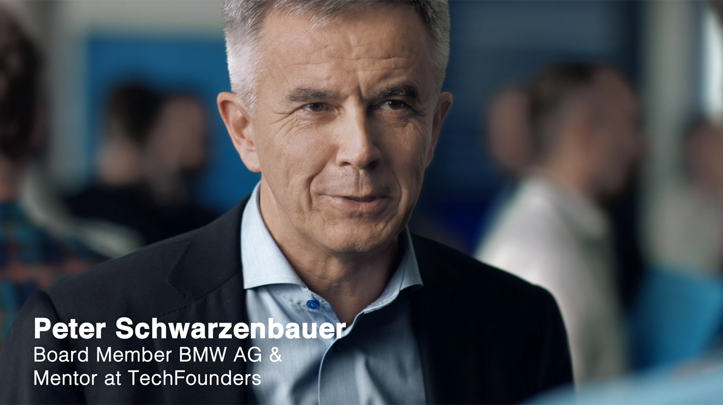 Imagefilm der Filmproduktion Panda Pictures aus München und Ulm für TechFounders. Eine Nahaufnahme zeigt Peter Schwarzenbauer, Vorstandsmitglied der BMW AG und Mentor bei TechFounders, während eines Interviews, der Betrachterblick liegt auf seinem Gesicht.