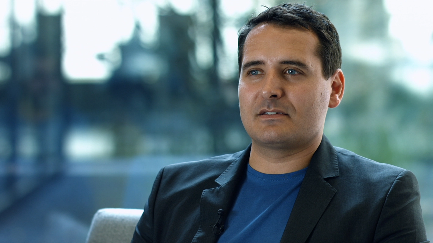 Imagefilm der Filmproduktion Panda Pictures aus München und Ulm für TechFounders. Eine Portraitaufnahme zeigt einen ernst blickenden Darsteller im Interview, der aufmerksam zuhört oder nachdenkt.