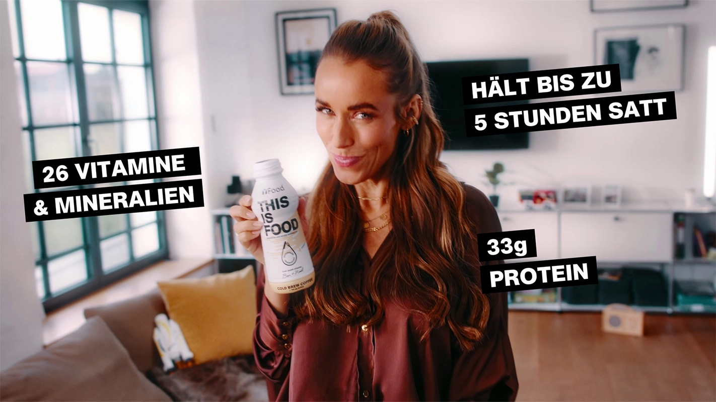 TV Werbefilm der Filmproduktion Panda Pictures aus München und Ulm für yFood. Eine Darstellerin hält ein yFood-Getränk in einem modernen Wohnzimmer, mit Produktdetails als Texteinblendung.