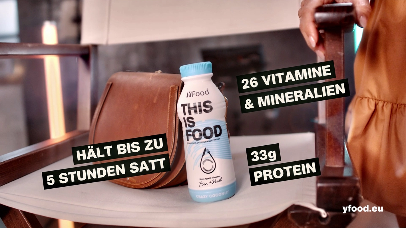 TV Werbefilm der Filmproduktion Panda Pictures aus München und Ulm für yFood. Eine yFood-Flasche steht auf einem Regiestuhl neben einer Tasche, umrahmt von Produktdetails und Filmset-Elementen.