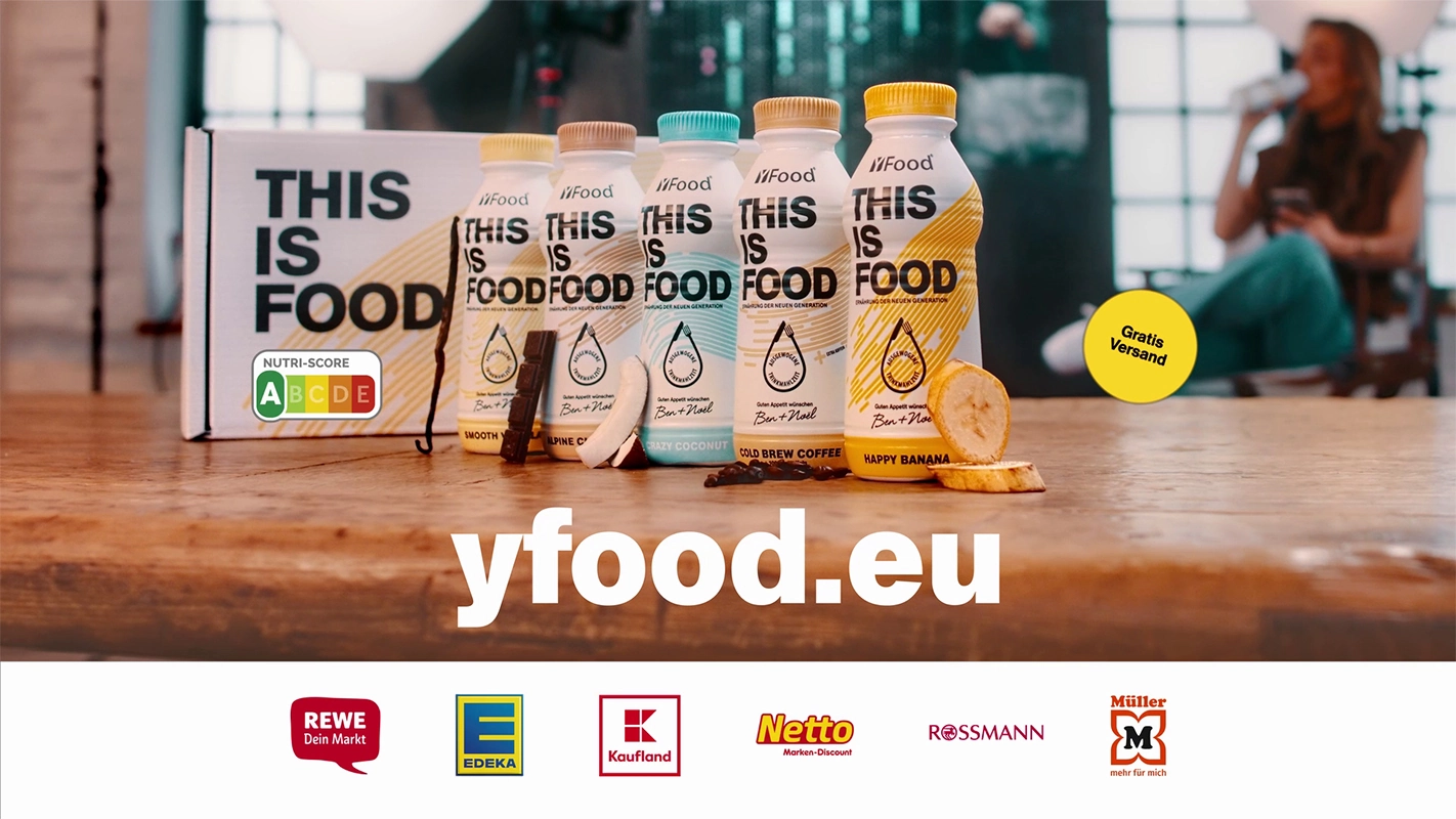 TV Werbefilm der Filmproduktion Panda Pictures aus München und Ulm für yFood. Eine Reihe von yFood-Flaschen in verschiedenen Geschmacksrichtungen, mit Nutri-Score und Händlerlogos unten, als Produktübersicht.