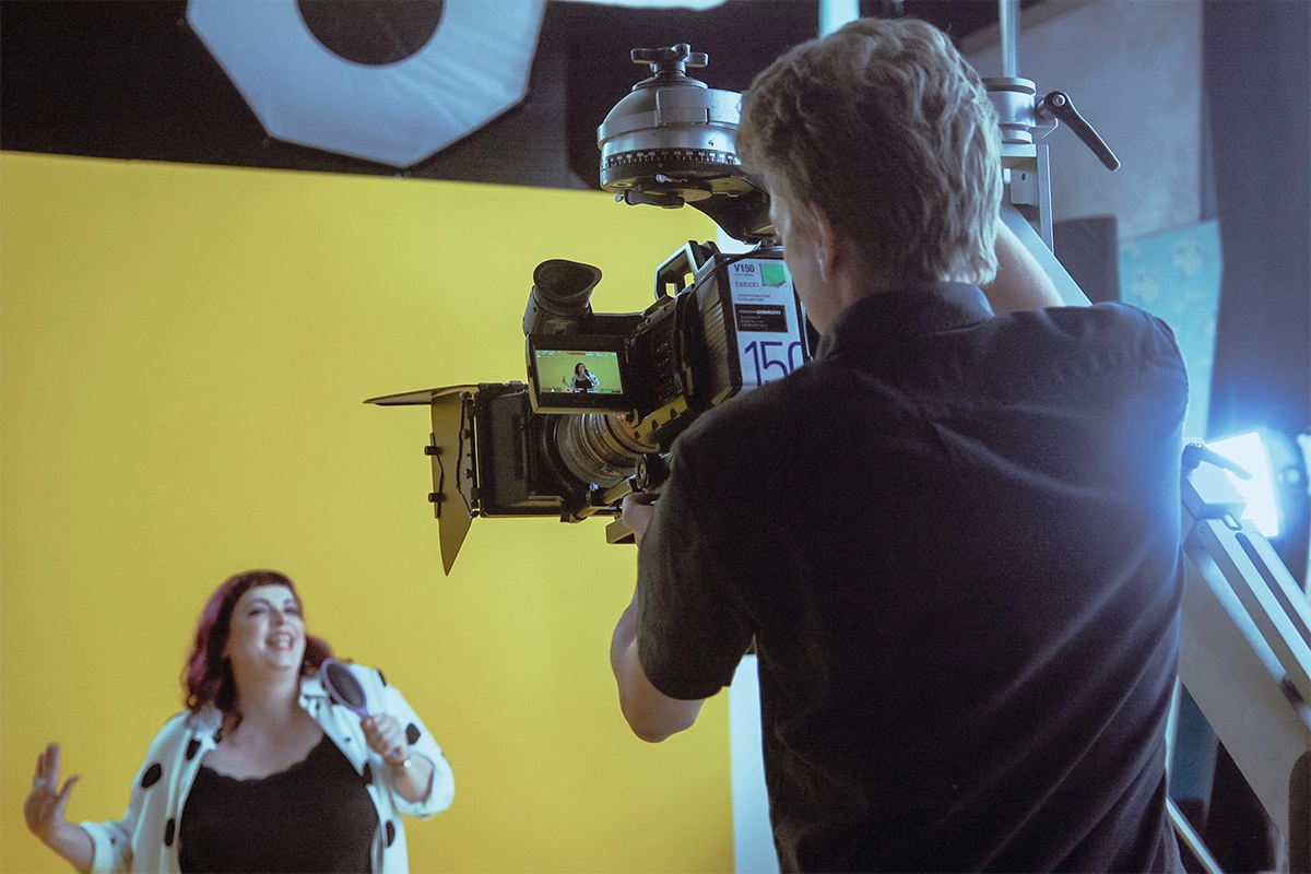 Produktfilm der Filmproduktion Panda Pictures aus München und Ulm für Juzo. Ein Kameramann filmt eine Darstellerin vor einem gelben Greenscreen für Spezialeffekte.