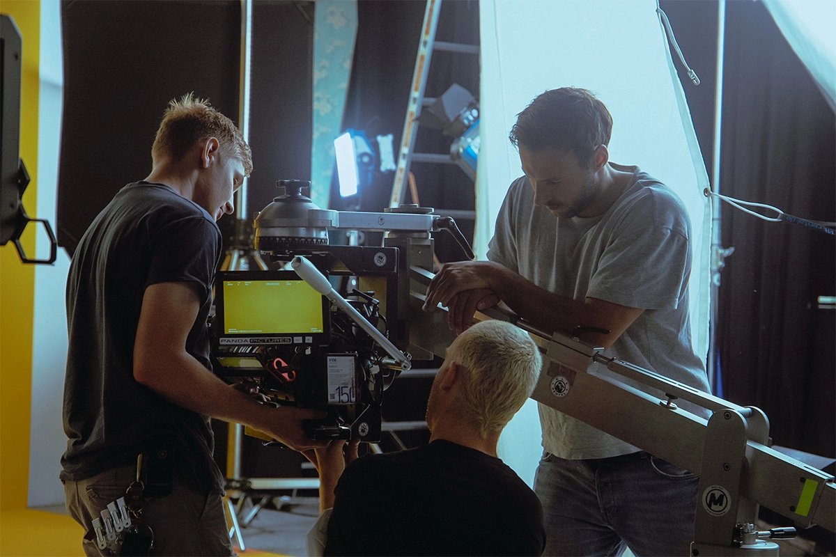 Produktfilm der Filmproduktion Panda Pictures aus München und Ulm für Juzo. Drei Crew-Mitglieder überprüfen die Kameraeinstellungen an einem Rig, eine technische Einstellung.