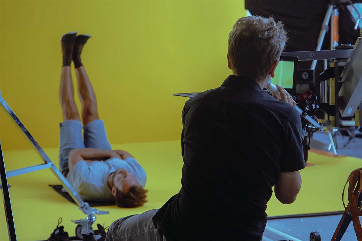 Produktfilm der Filmproduktion Panda Pictures aus München und Ulm für Juzo. Ein Kameramann filmt einen Darsteller, der auf dem Rücken liegt, eine unkonventionelle Perspektive.
