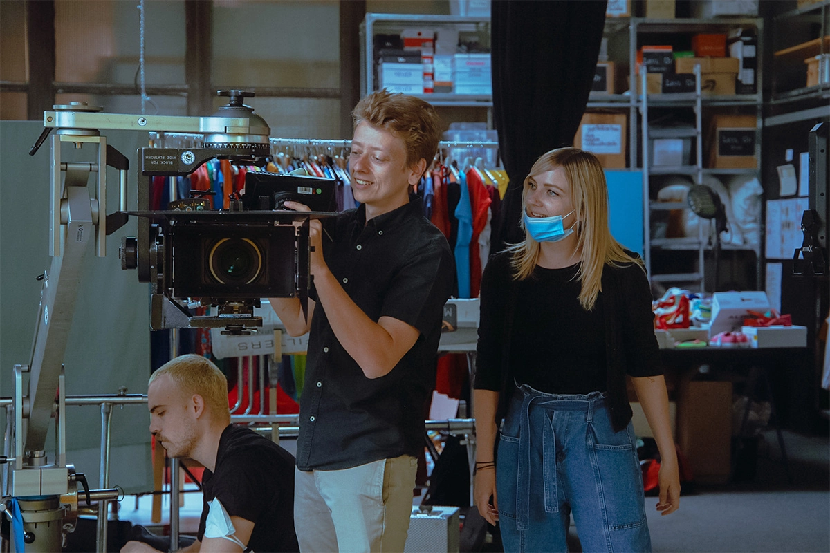 Produktfilm der Filmproduktion Panda Pictures aus München und Ulm für Juzo. Ein Kameramann justiert die Filmkamera, während eine Aufnahmeleiterin daneben steht.