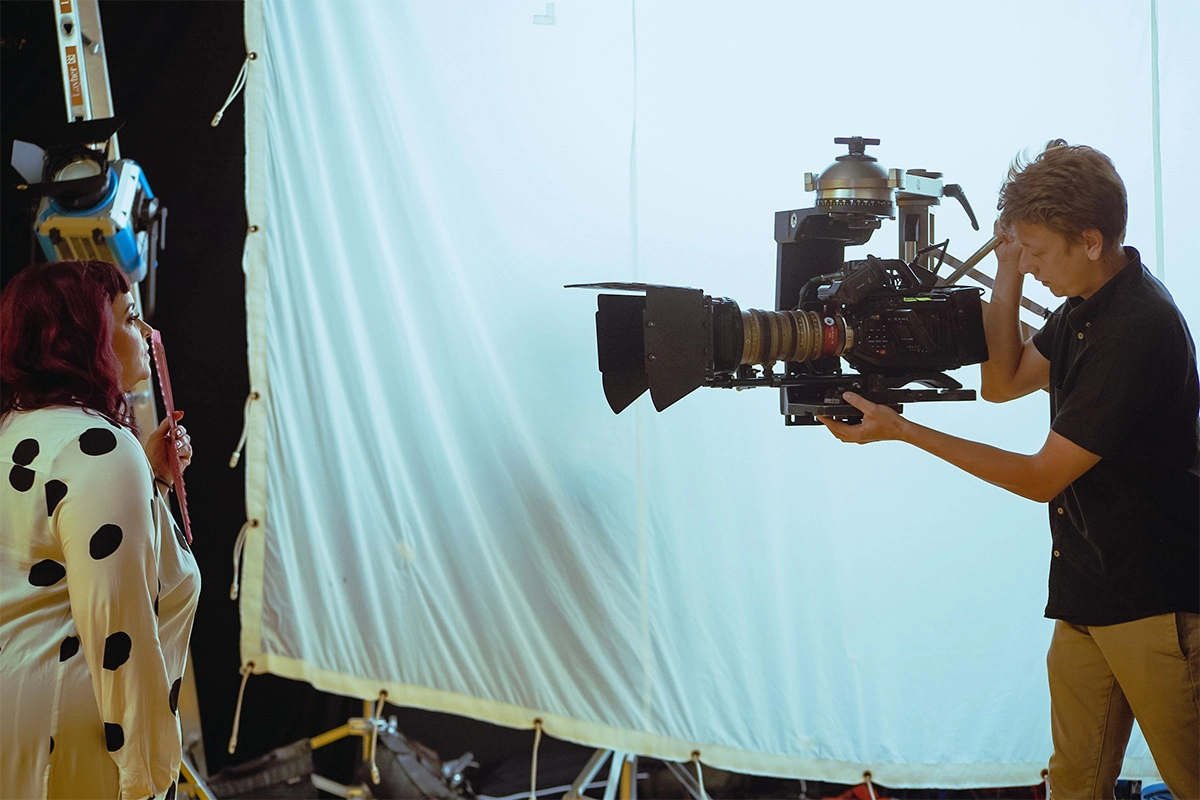 Produktfilm der Filmproduktion Panda Pictures aus München und Ulm für Juzo. Ein Kameramann filmt eine Darstellerin vor einem großen Diffusor, optimiert die Lichtführung.