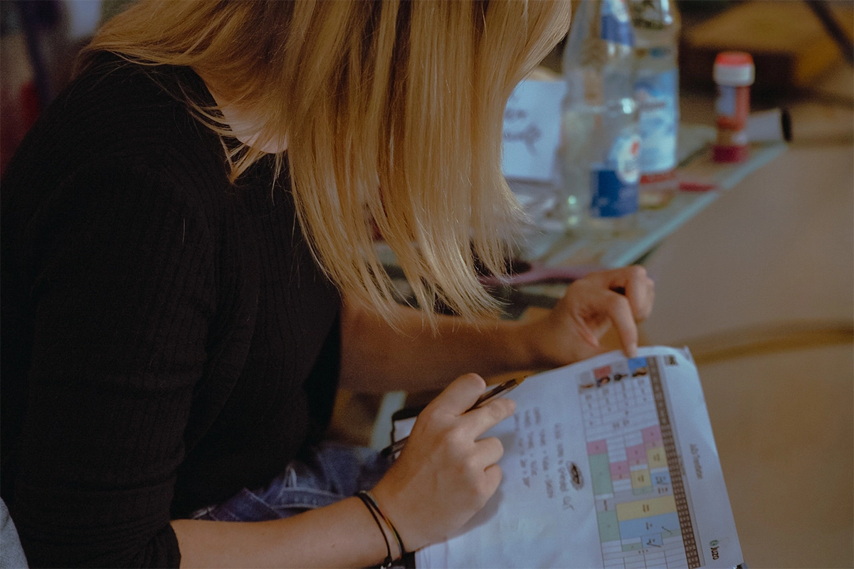 Produktfilm der Filmproduktion Panda Pictures aus München und Ulm für Juzo. Eine Produktionsassistentin studiert das Storyboard, ein wichtiger Schritt in der Vorproduktion.