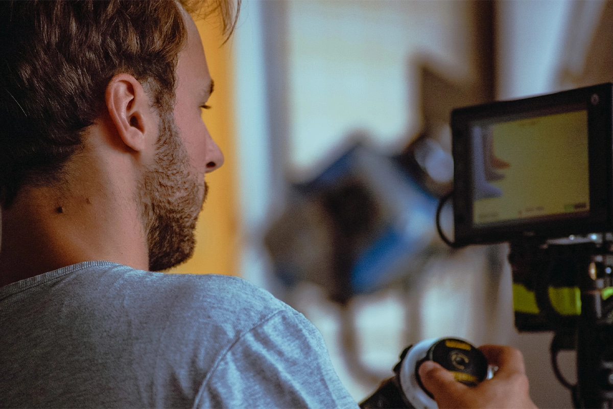 Produktfilm der Filmproduktion Panda Pictures aus München und Ulm für Juzo. Ein Kameramann bedient die Kamera mit Blick auf den Kontrollmonitor für die Bildkontrolle.