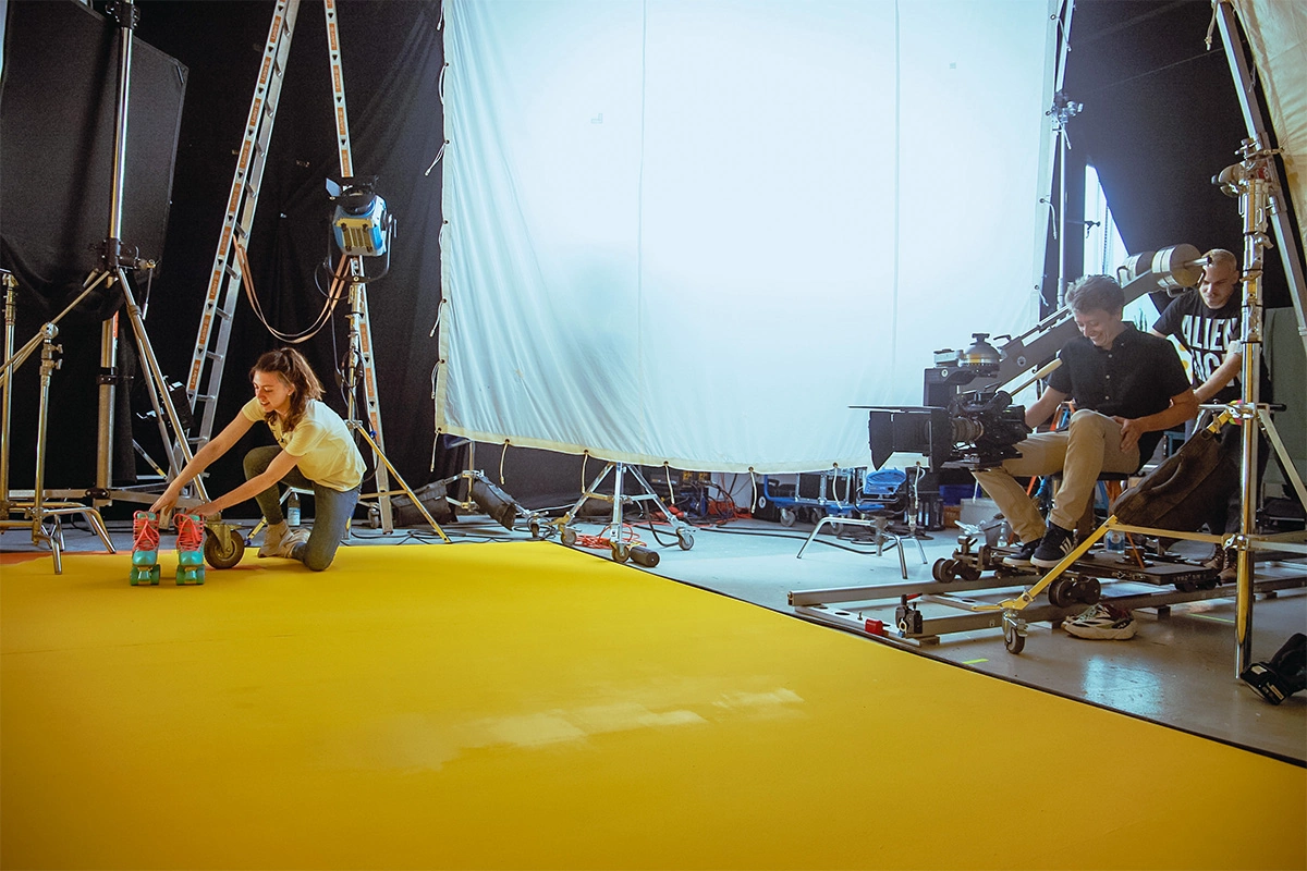 Produktfilm der Filmproduktion Panda Pictures aus München und Ulm für Juzo. Ein Filmteam am Set mit Dolly und Rollschuhen, bereit für dynamische Kamerafahrten.