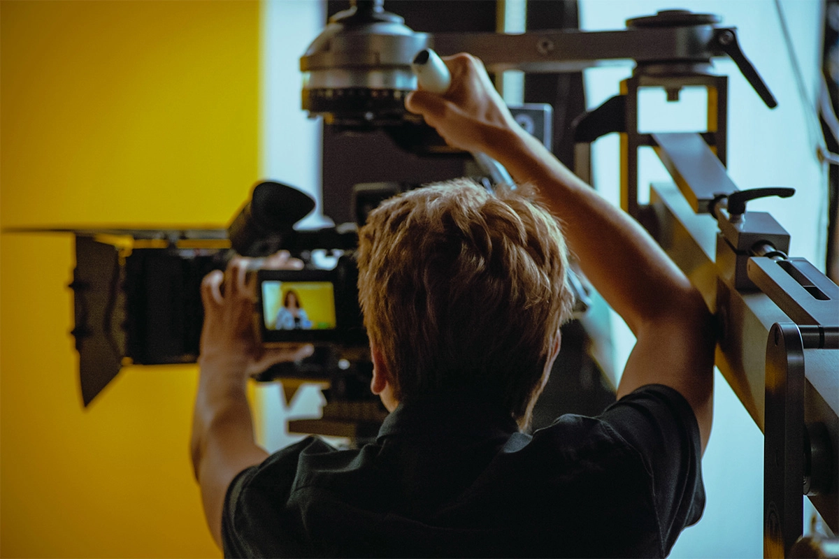 Produktfilm der Filmproduktion Panda Pictures aus München und Ulm für Juzo. Ein Kameramann blickt über die Filmkamera hinweg, während die Darstellerin auf dem Monitor zu sehen ist.