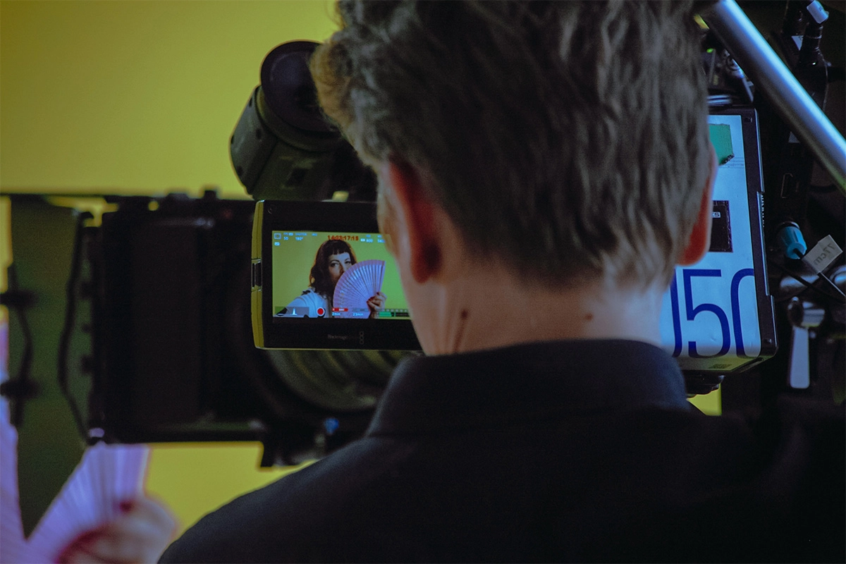 Produktfilm der Filmproduktion Panda Pictures aus München und Ulm für Juzo. Ein Kameramann überwacht die Aufnahme auf dem Kameramonitor, um die perfekte Einstellung zu sichern.