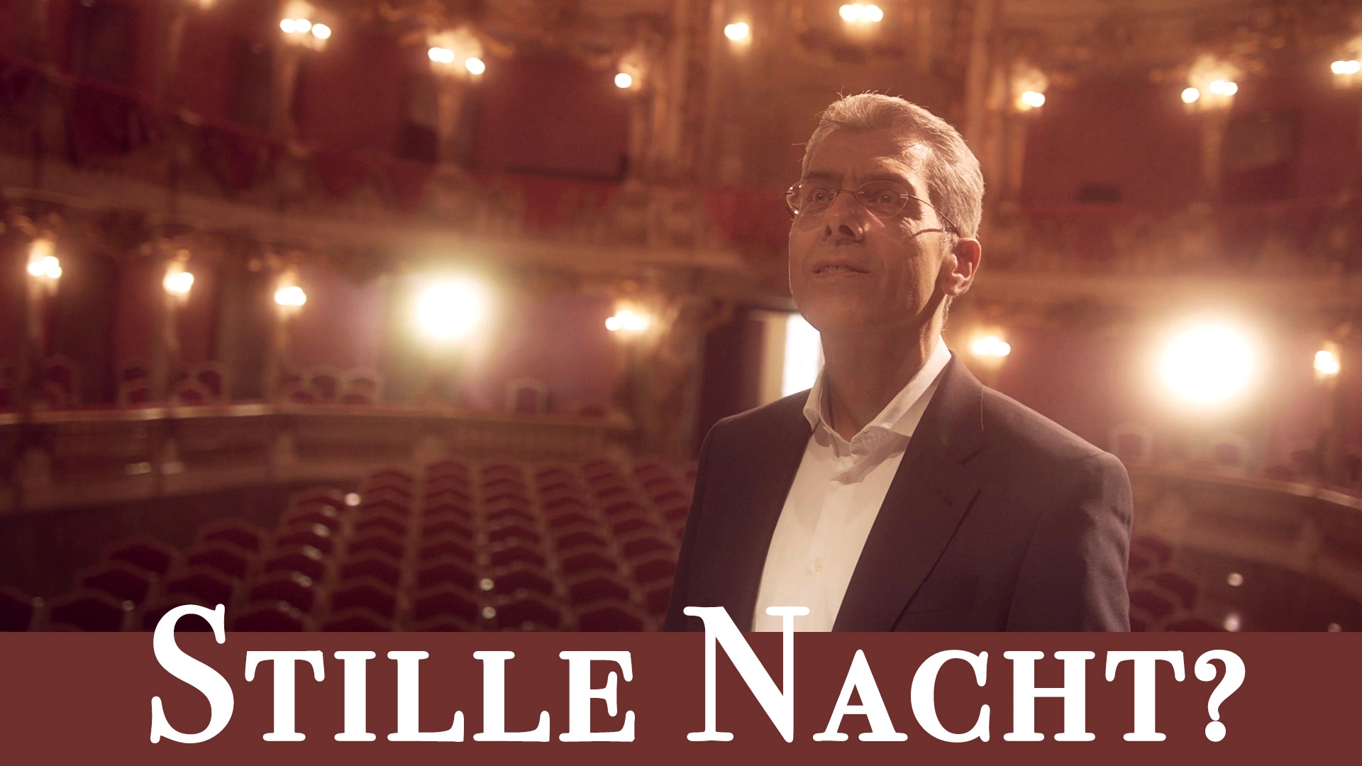 Weihnachtsfilm der Filmproduktion Panda Pictures aus München und Ulm für UniCredit. Film-Thumbnail des Protagonisten, der in einem prunkvollen Theater steht, eine Szene voller Erwartung.
