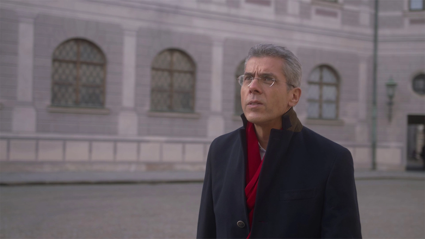 Weihnachtsfilm der Filmproduktion Panda Pictures aus München und Ulm für UniCredit. Der Protagonist im Hof eines historischen Gebäudes, eine Interview-Einstellung mit passender Location.