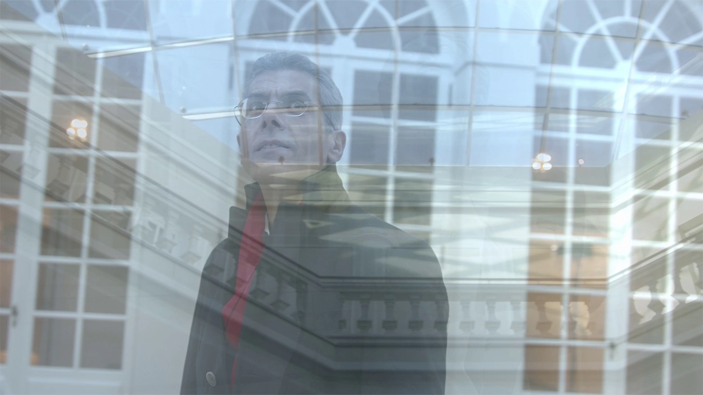 Weihnachtsfilm der Filmproduktion Panda Pictures aus München und Ulm für UniCredit. Der Protagonist im Doppelbelichtungs-Effekt mit einer Fensterfront, kreative Postproduktion für filmische Übergänge.