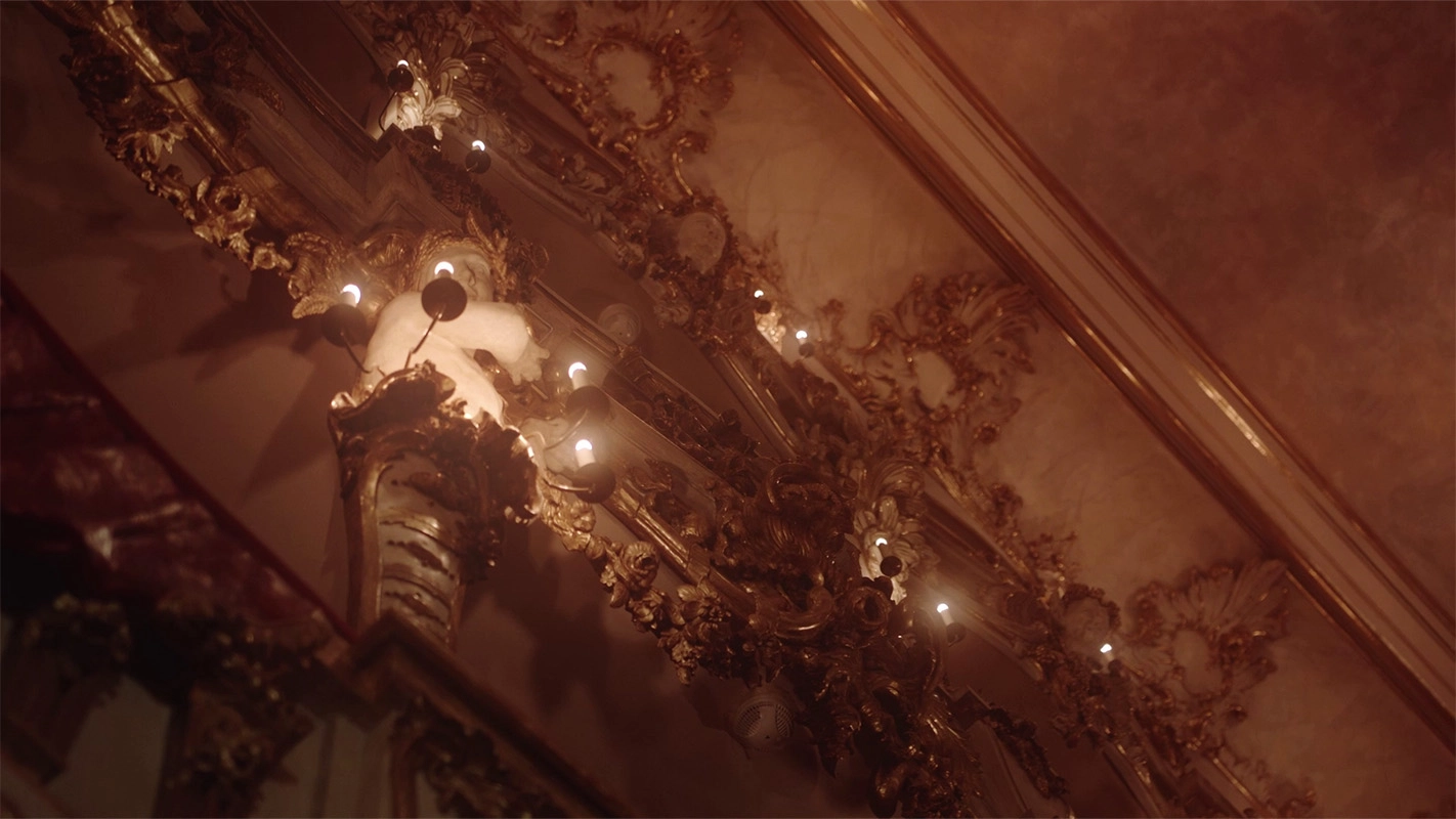 Weihnachtsfilm der Filmproduktion Panda Pictures aus München und Ulm für UniCredit. Detailaufnahme der kunstvollen Deckenverzierung mit goldenen Akzenten und Lämpchen im Theater, die das Ambiente festlich untermauern.
