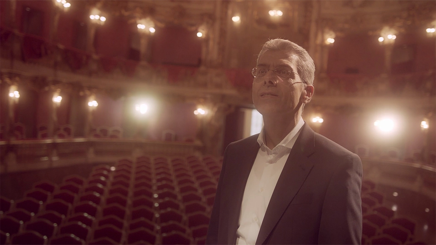 Weihnachtsfilm der Filmproduktion Panda Pictures aus München und Ulm für UniCredit. Der Protagonist steht im leeren Theater und blickt nach oben, die Beleuchtung betont seine zentrale Rolle im Raum.