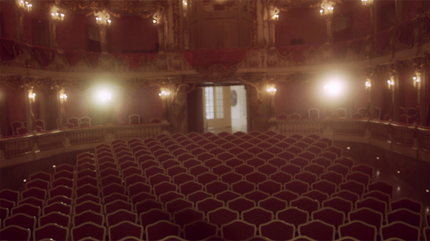 Weihnachtsfilm der Filmproduktion Panda Pictures aus München und Ulm für UniCredit. Die leeren roten Stuhlreihen und Logen eines großen Theatersaals, bereit für ein Event oder eine Aufführung in der Event-Dokumentation.