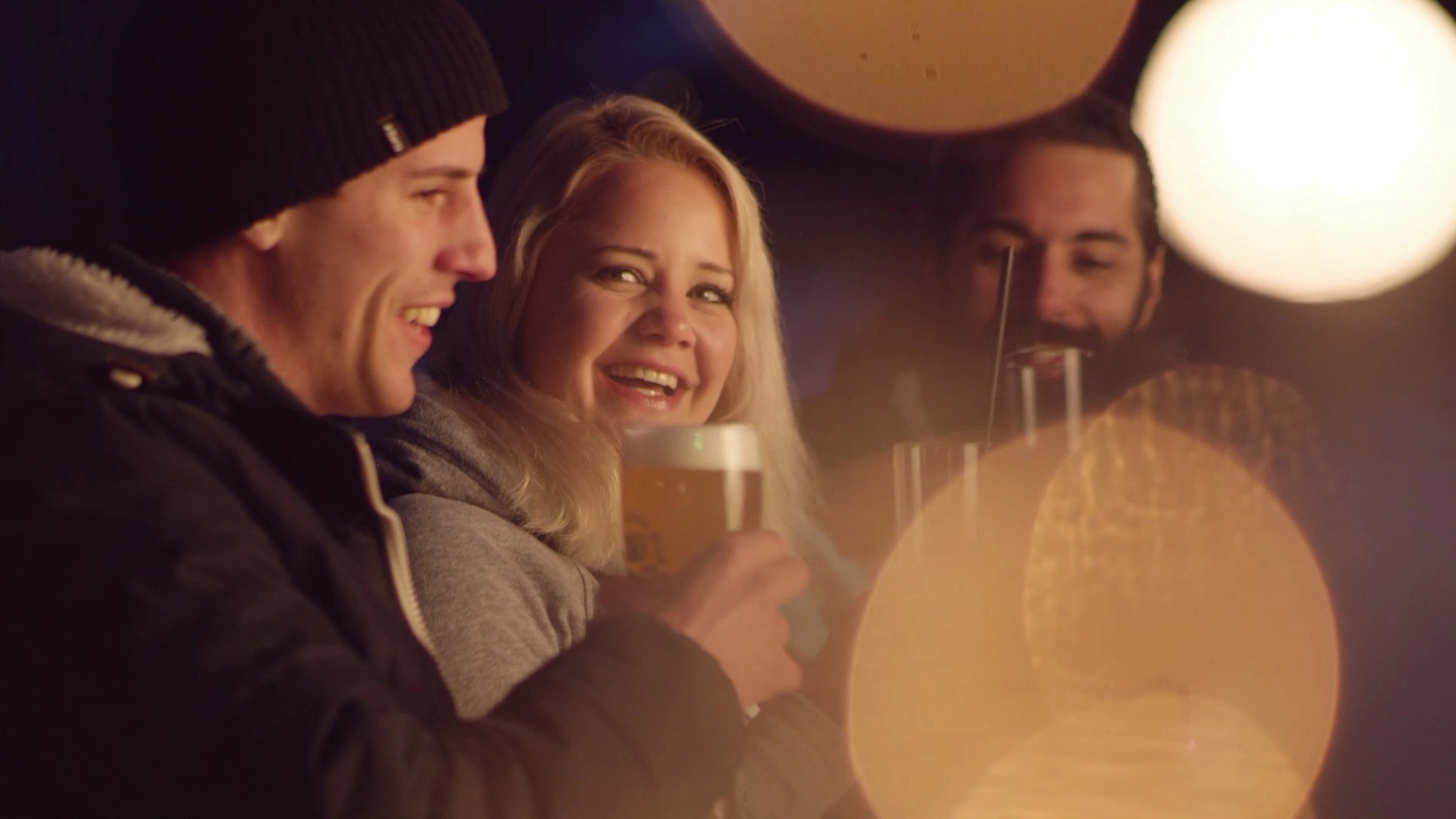 Imagefilm der Filmproduktion Panda Pictures aus München und Ulm für Bayern Tourismus. Video-Thumbnail: Winterliche Totale einer verschneiten Zeltkulisse vor Bergpanorama, eine idyllische Filmszene für den Imagefilm.