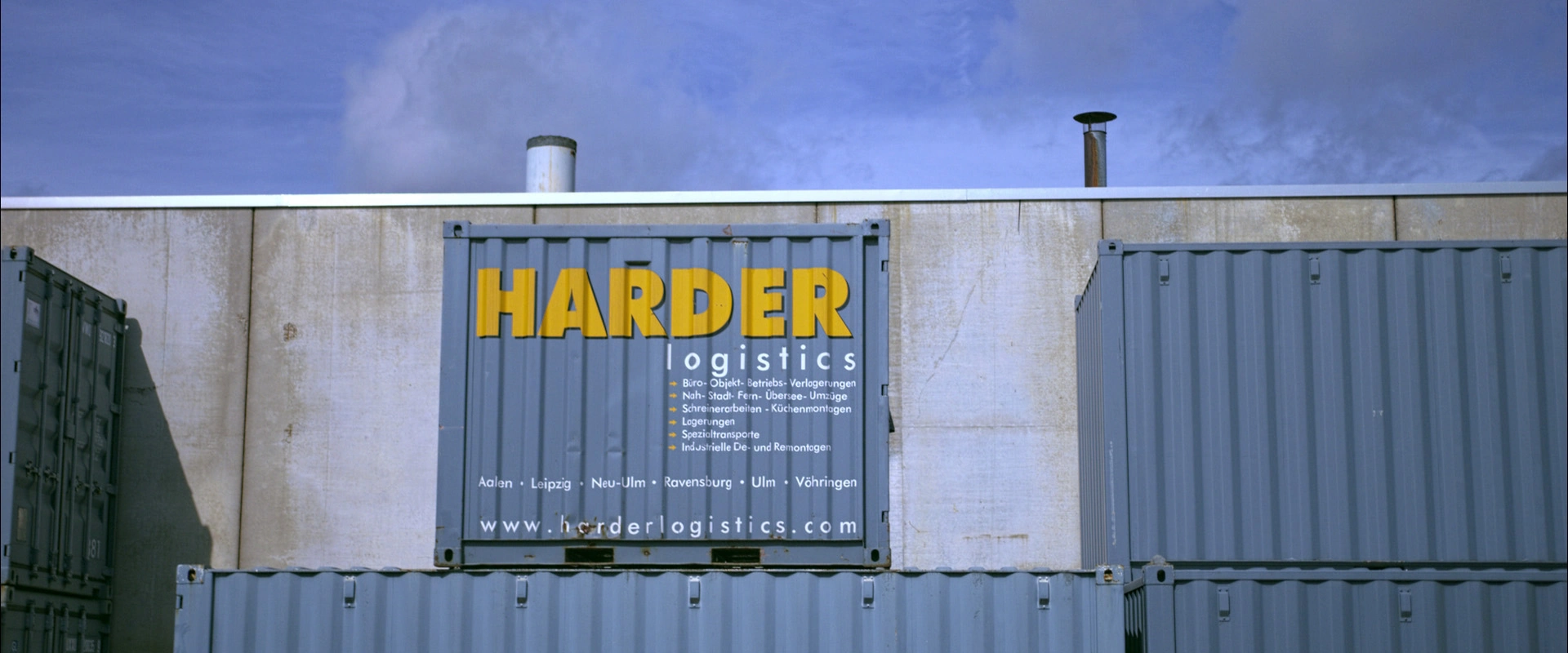 Imagefilm der Filmproduktion Panda Pictures aus München und Ulm für HARDER. Ein großer Harder-Logistics Container mit Aufschrift steht unter blauem Himmel. Eine authentische Darstellung des Unternehmens.