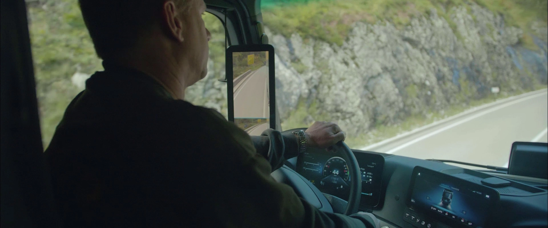 magefilm der Filmproduktion Panda Pictures aus München und Ulm für HARDER. Innenansicht des Lkw-Fahrers am Steuer, der Blick auf die Straße spiegelt sich im Außenspiegel. Perfekte On-Location-Aufnahme.