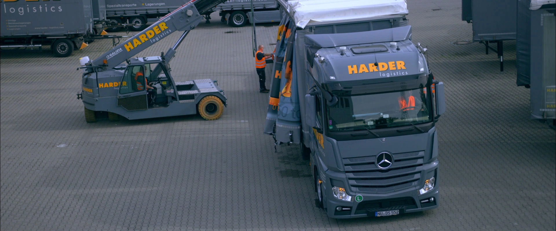 Imagefilm der Filmproduktion Panda Pictures aus München und Ulm für HARDER. Ein Gabelstapler verlädt ein großes Objekt von oben auf einen Lkw. Eine dynamische Einstellung aus der Vogelperspektive.