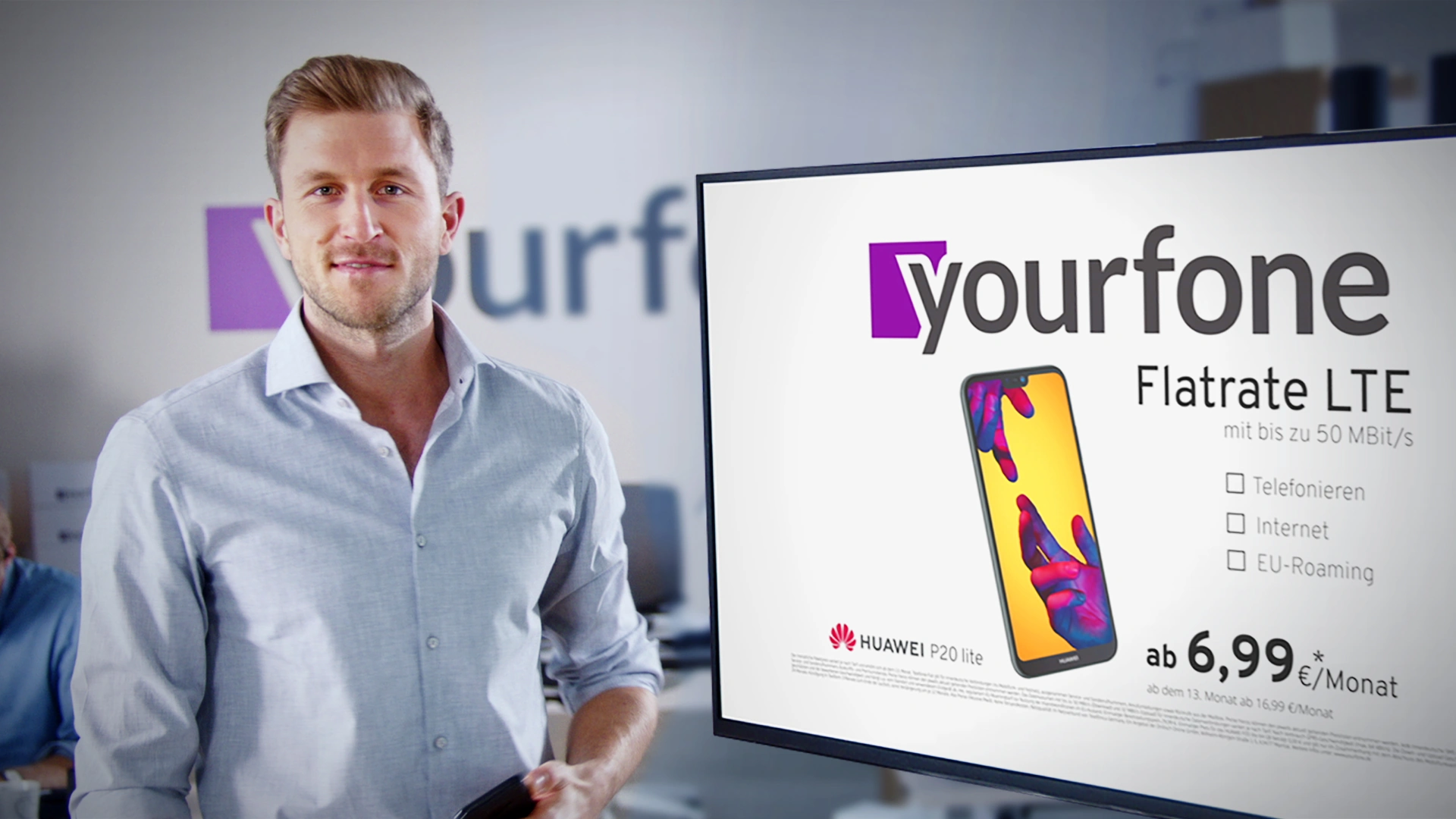 TV Werbespot der Filmproduktion Panda Pictures aus München und Ulm für yourfone. Ein Darsteller präsentiert yourfone-Angebote auf einem Bildschirm, bereit für die Postproduktion.