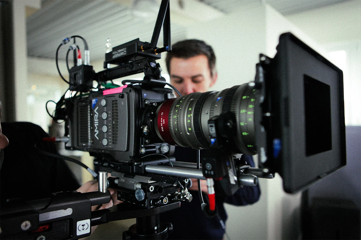 TV Werbespot der Filmproduktion Panda Pictures aus München und Ulm für yourfone. Ein Kameramann justiert die Arri Amira Filmkamera, während er sich auf die präzise Einstellung des Films konzentriert.