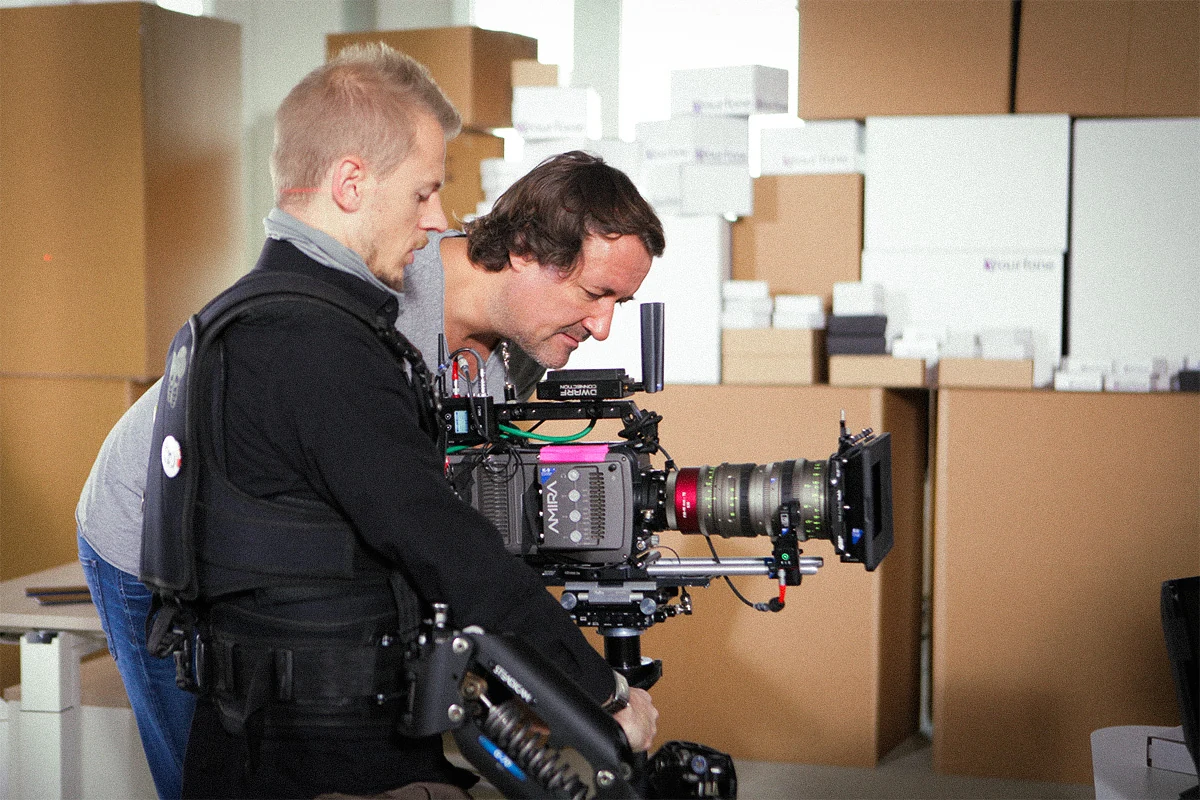 TV Werbespot der Filmproduktion Panda Pictures aus München und Ulm für yourfone. Ein Kameramann und ein Regisseur überprüfen gemeinsam die Einstellungen der Kamera für die nächste Szene.