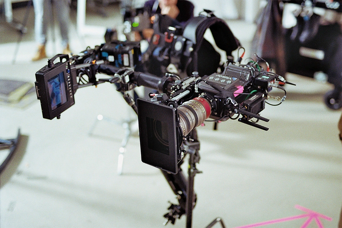 TV Werbespot der Filmproduktion Panda Pictures aus München und Ulm für yourfone. Ein Kameramann trägt eine Steadycam mit einer professionellen Filmkamera, während er eine dynamische Einstellung filmt.