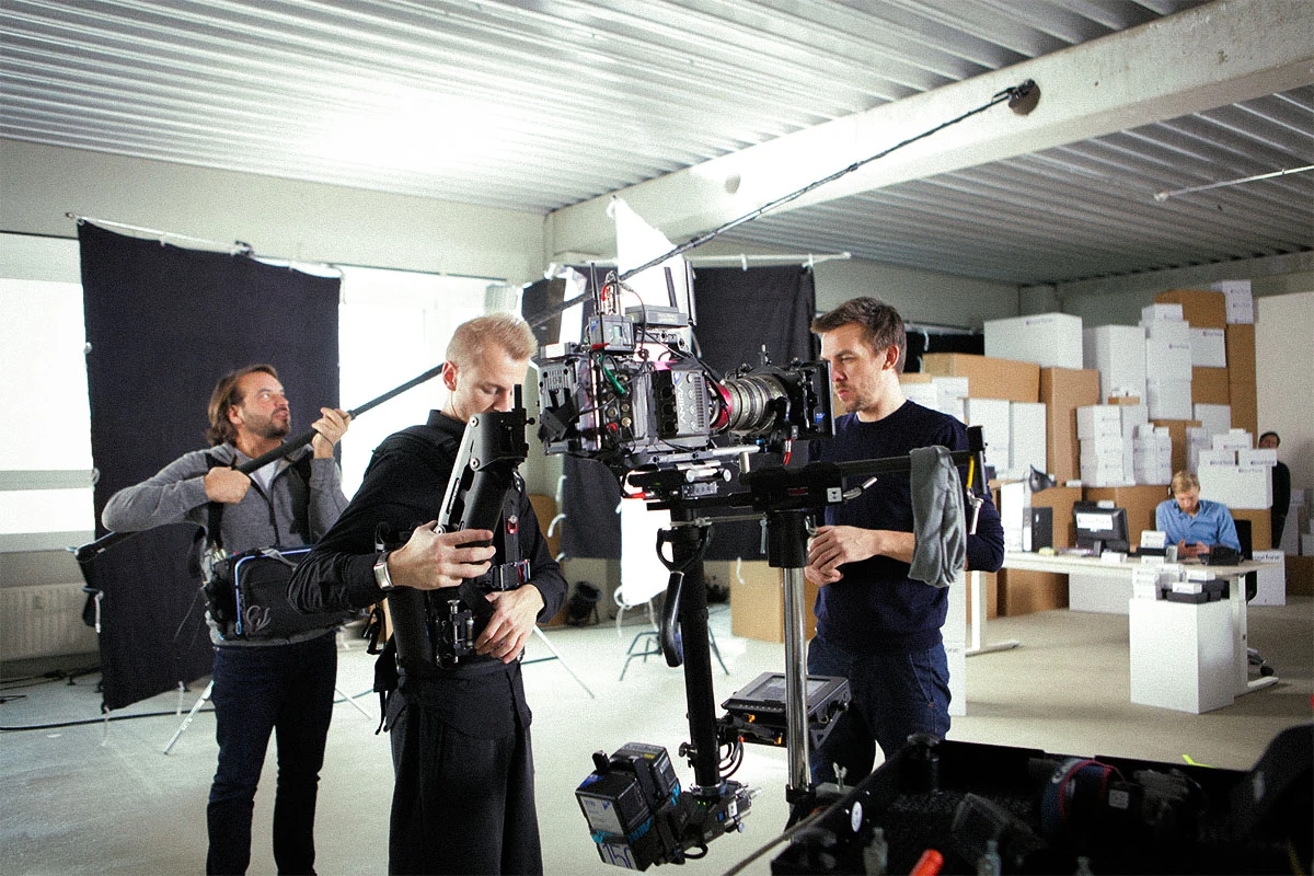 TV Werbespot der Filmproduktion Panda Pictures aus München und Ulm für yourfone. Das Filmteam bespricht die nächsten Einstellungen am Set, während der Kameramann die Kamera bedient.