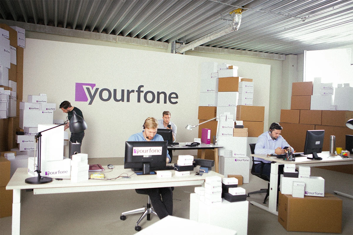 TV Werbespot der Filmproduktion Panda Pictures aus München und Ulm für yourfone. Das Set eines Büro-Drehs mit Darstellern an Schreibtischen und vielen yourfone-Paketen.