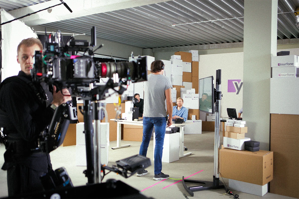 TV Werbespot der Filmproduktion Panda Pictures aus München und Ulm für yourfone. Ein Regisseur bespricht die Szene mit dem Darsteller am Set, Filmproduktion im Gange.