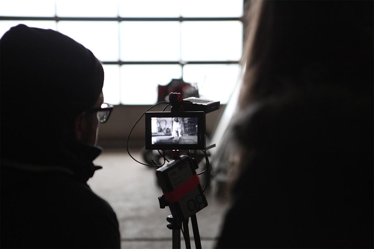 Produktfilm der Filmproduktion Panda Pictures aus München und Ulm für ifm. Produktfilm der Filmproduktion Panda Pictures aus München und Ulm für ifm. Ein Regisseur oder Kameramann betrachtet eine Einstellung auf einem Kameramonitor.