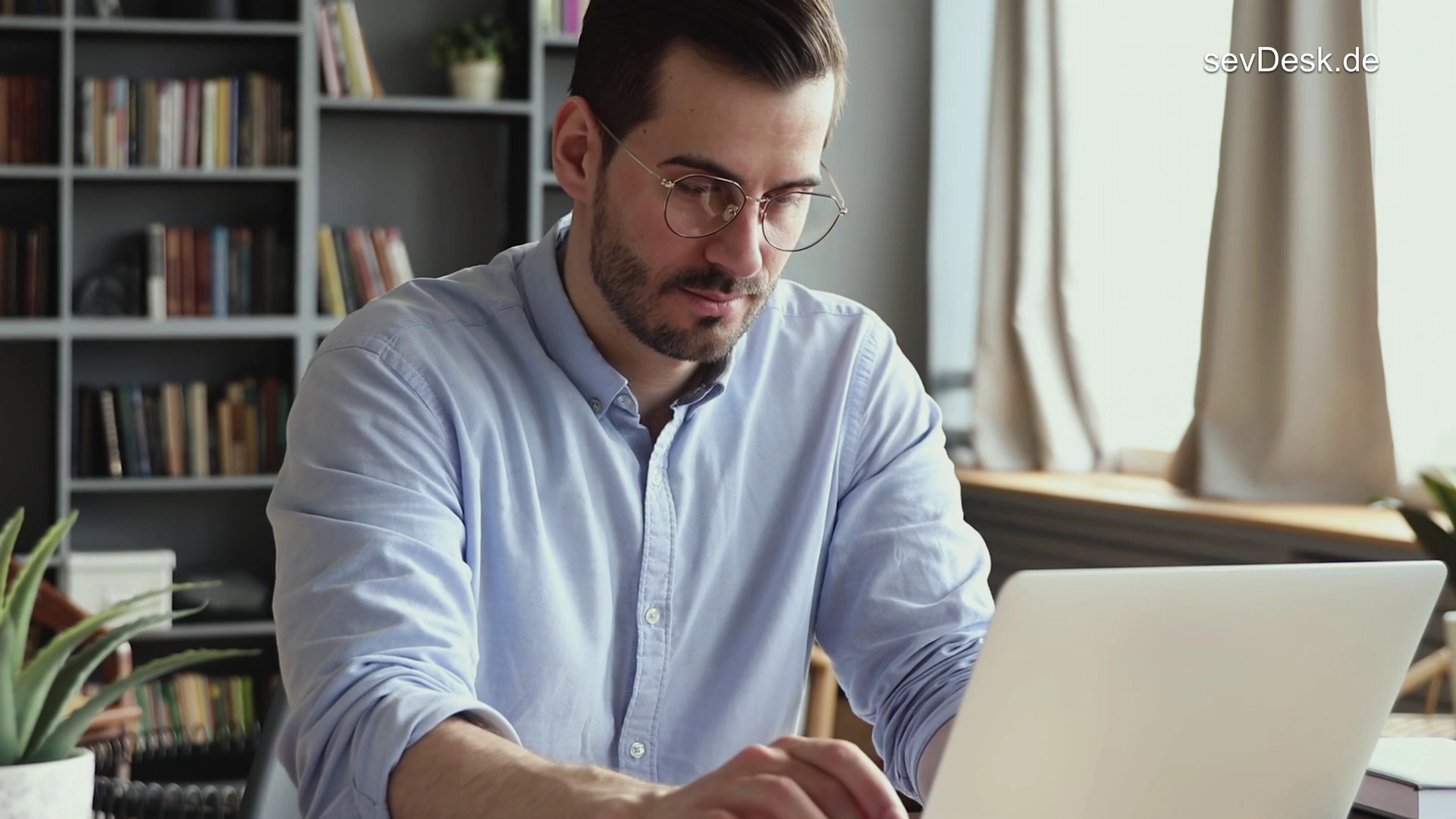 DRTV Spot der Filmproduktion Panda Pictures aus München und Ulm für sevDesk. Ein Darsteller sitzt konzentriert vor einem Laptop. Die Szene ist als Nahaufnahme mit weichem Licht inszeniert und ideal für einen Imagefilm geeignet.