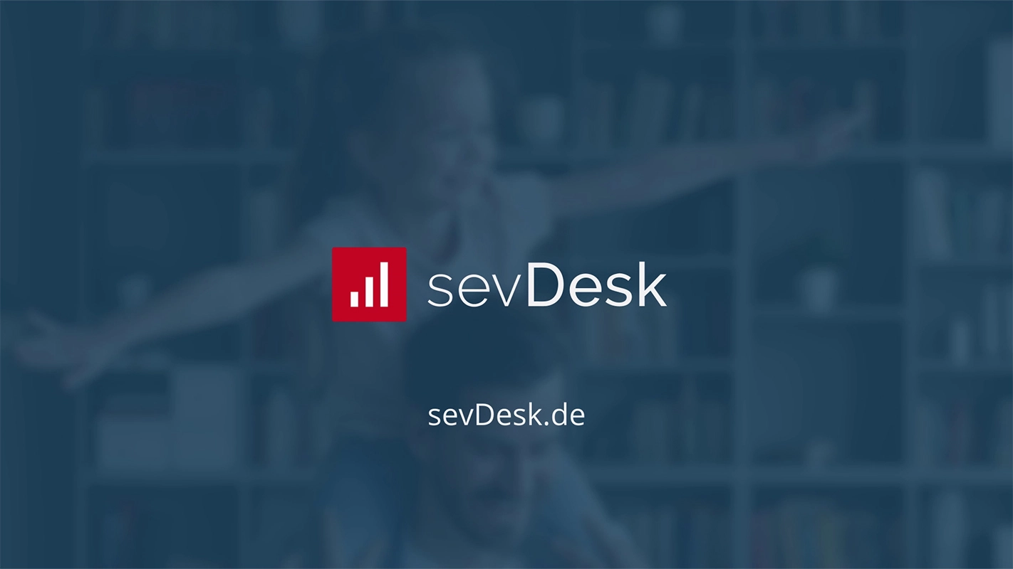 DRTV Spot der Filmproduktion Panda Pictures aus München und Ulm für sevDesk. Eine Überblendung zeigt das sevDesk Logo und die Website sevDesk.de, im Hintergrund unscharf die Szene von Vater und Kind. Ein klassischer Abschluss für einen Werbespot.
