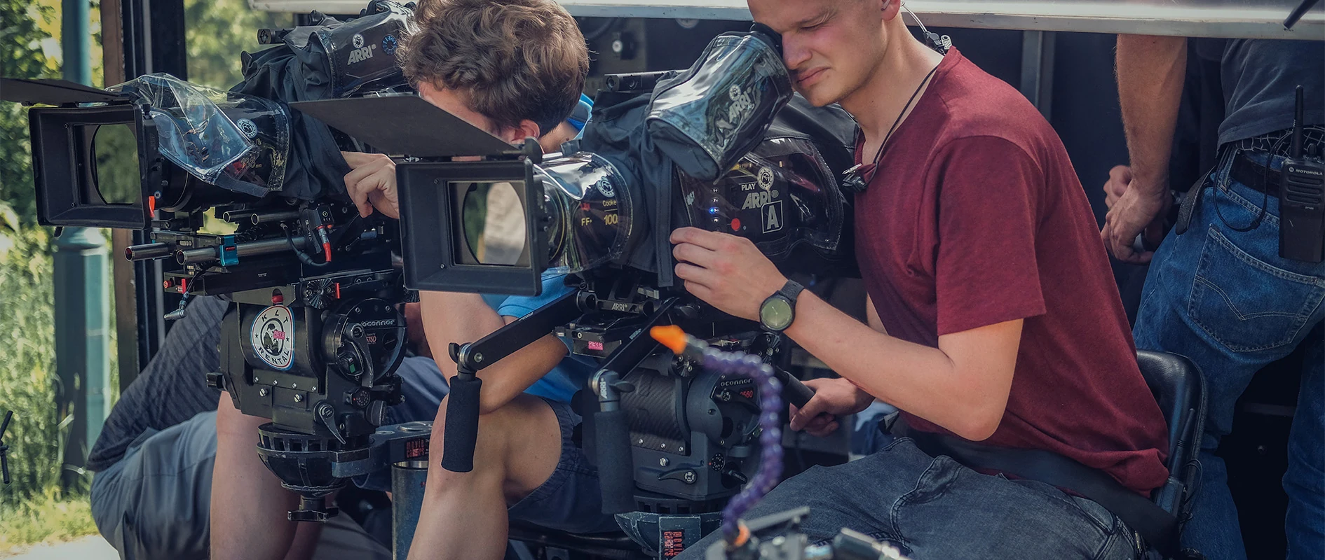 Imagefilm der Filmproduktion Panda Pictures aus München und Ulm für Scheuermann & Heilig. Zwei Kameraleute stellen professionelle Filmkameras für eine anspruchsvolle Einstellung auf, bereit für die nächste Szene der Produktion.