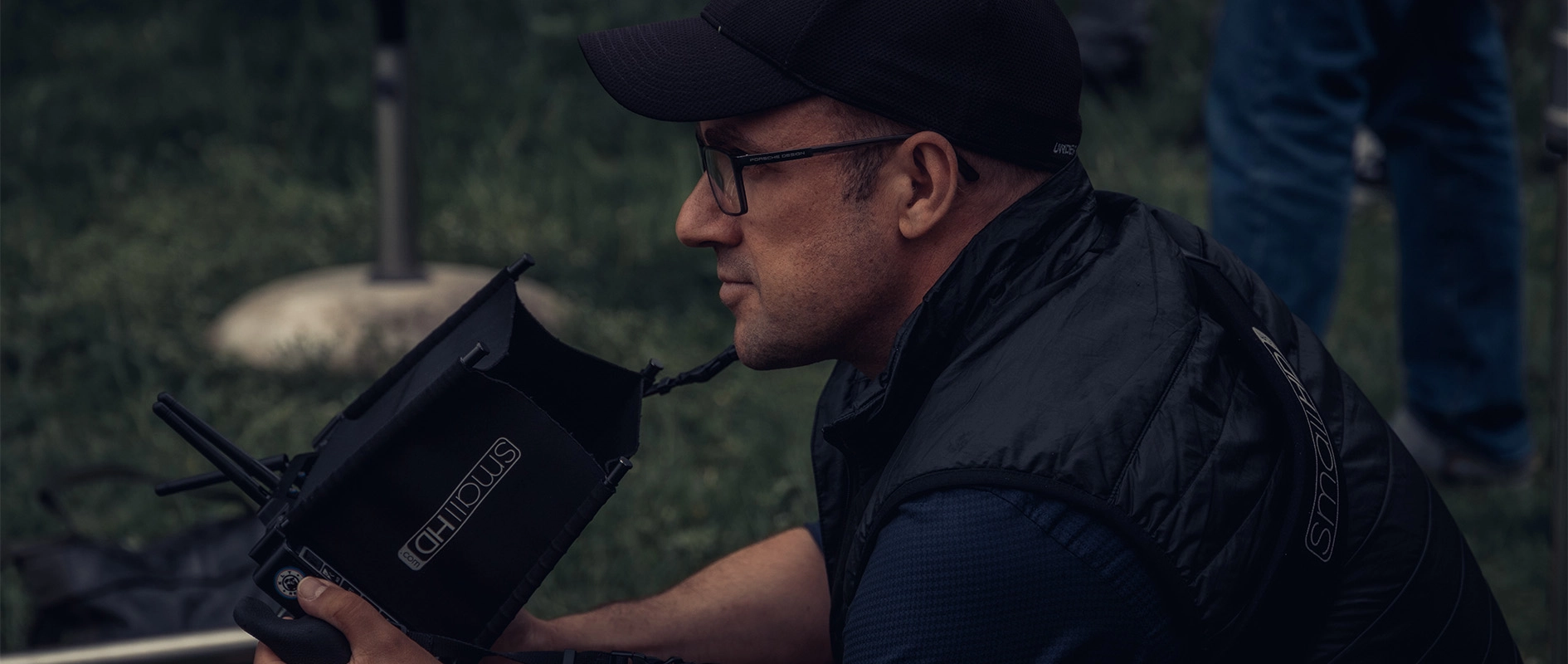 Imagefilm der Filmproduktion Panda Pictures aus München und Ulm für Scheuermann & Heilig. Regisseur Daniel Philipp konzentriert sich auf ein Monitorbild, was eine Szene während des Drehs eines Imagefilms zeigt.