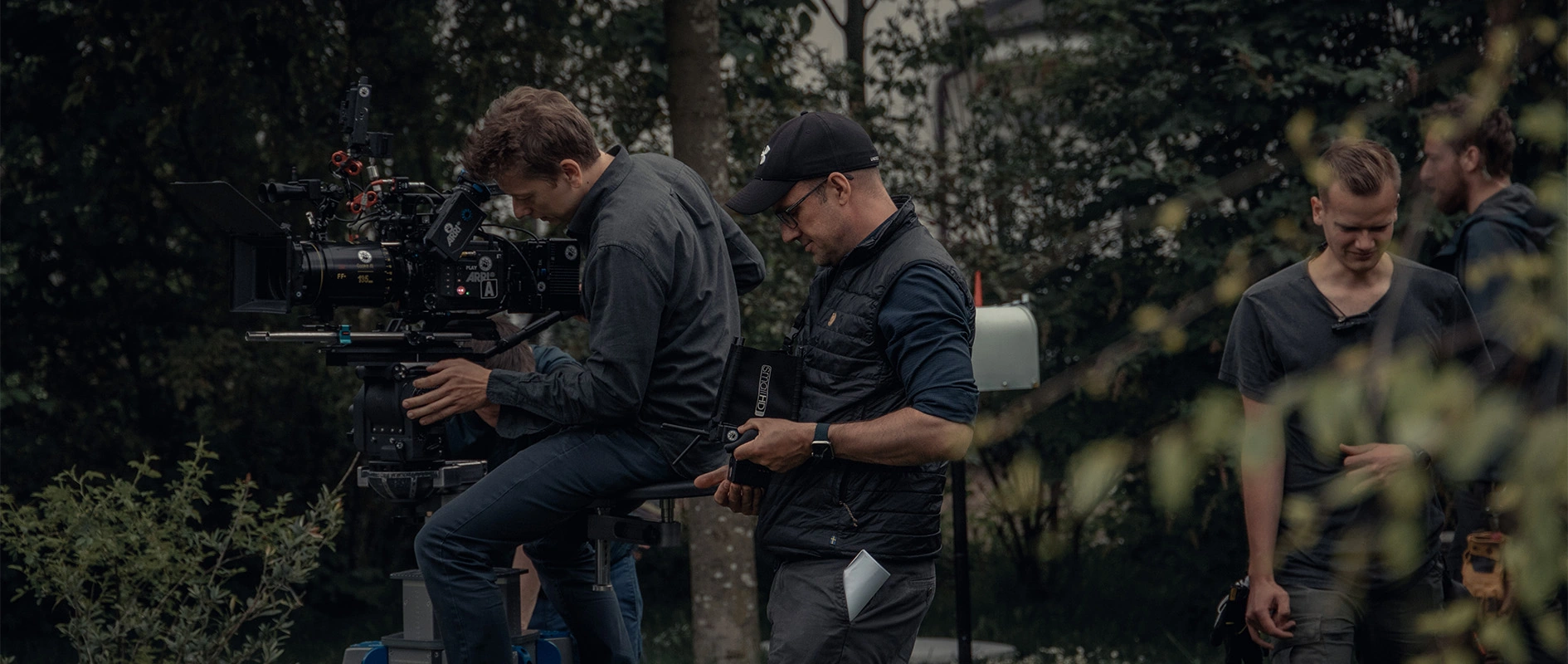 Imagefilm der Filmproduktion Panda Pictures aus München und Ulm für Scheuermann & Heilig. Mehrere Crewmitglieder sind an einem Außenmotiv mit der Filmkamera beschäftigt, während die Einstellungen für die Produktion vorbereitet werden.