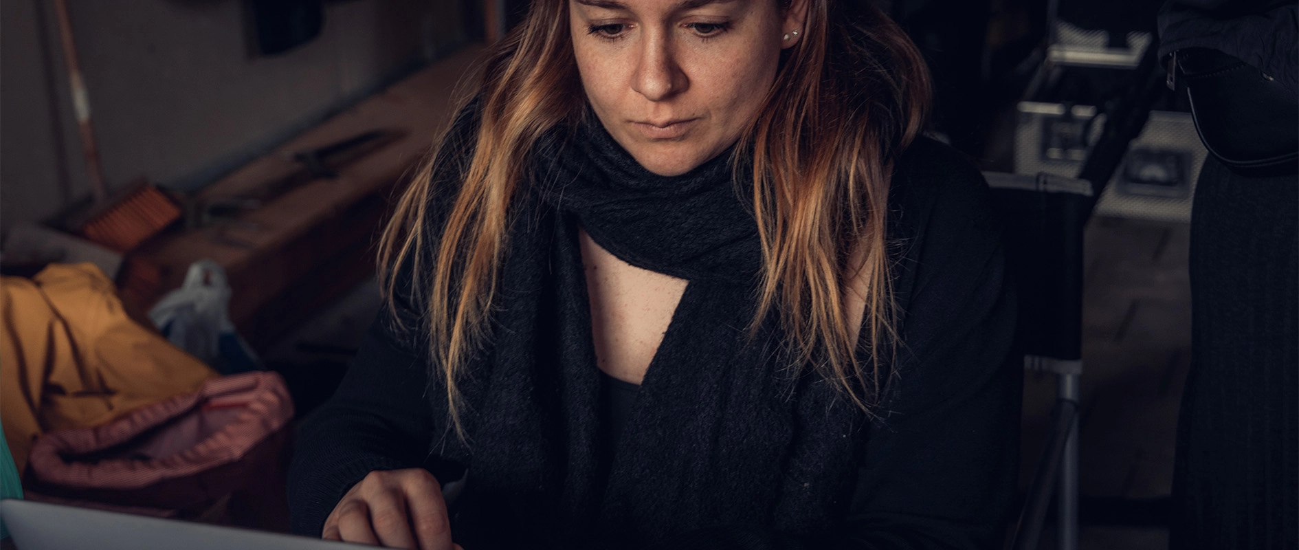 Imagefilm der Filmproduktion Panda Pictures aus München und Ulm für Scheuermann & Heilig. Eine Person aus der Filmcrew arbeitet konzentriert am Laptop, an der Planung der Dreharbeiten.