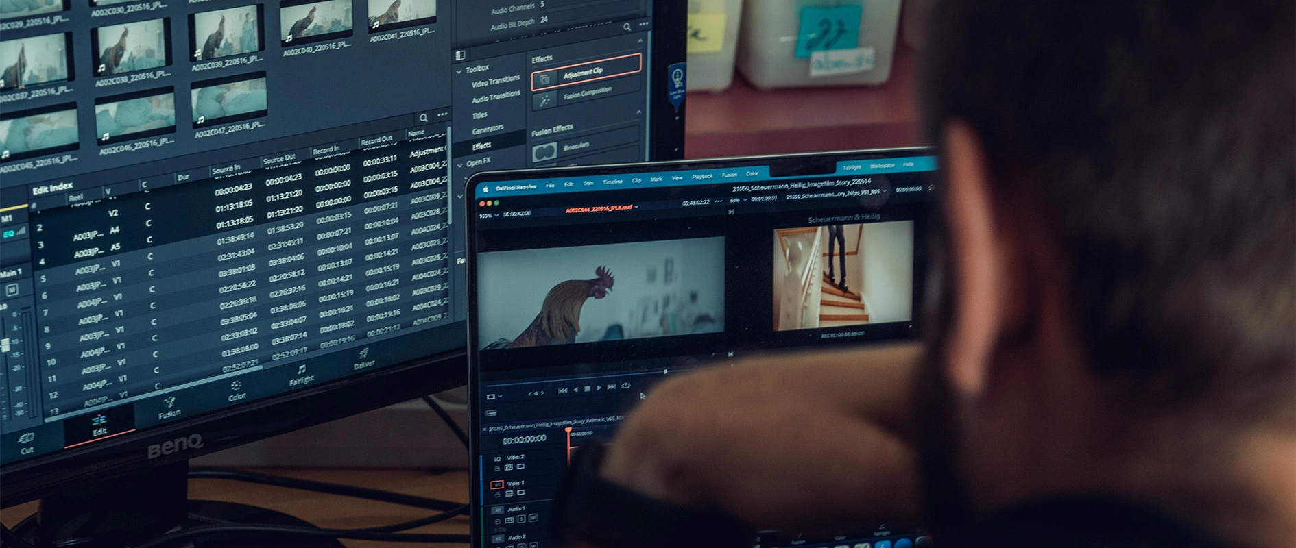 Imagefilm der Filmproduktion Panda Pictures aus München und Ulm für Scheuermann & Heilig. Ein Cutter begutachtet und bearbeitet das Filmmaterial auf zwei Monitoren, um die Postproduktion des Imagefilms voranzutreiben.