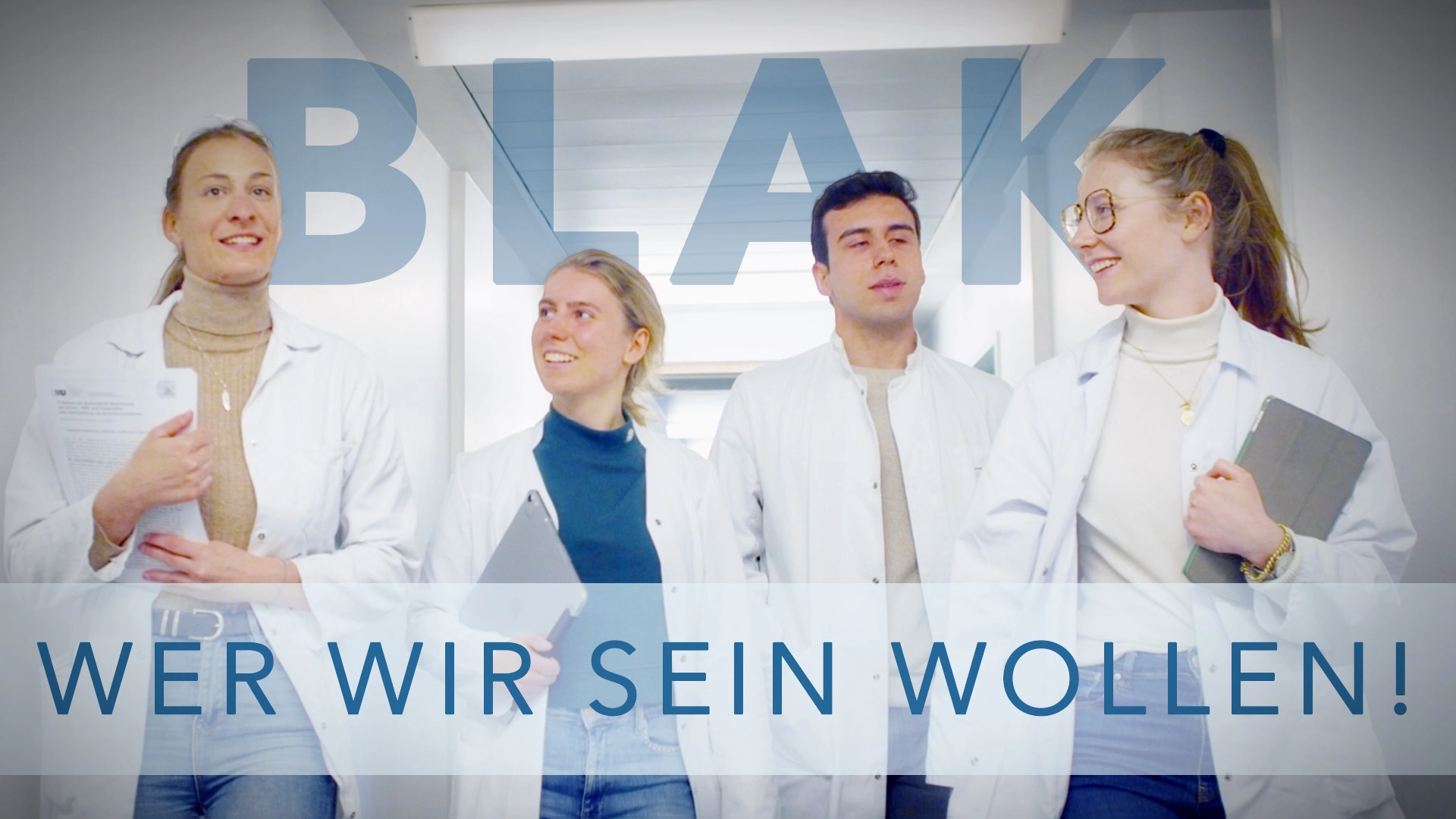 Recruitingfilm der Filmproduktion Panda Pictures aus München und Ulm für Bayerische Landesapothekerkammer. Vier Darsteller in weißen Kitteln gehen einen Flur entlang und unterhalten sich. Das Bild ist ein gelungener filmischer Moment.