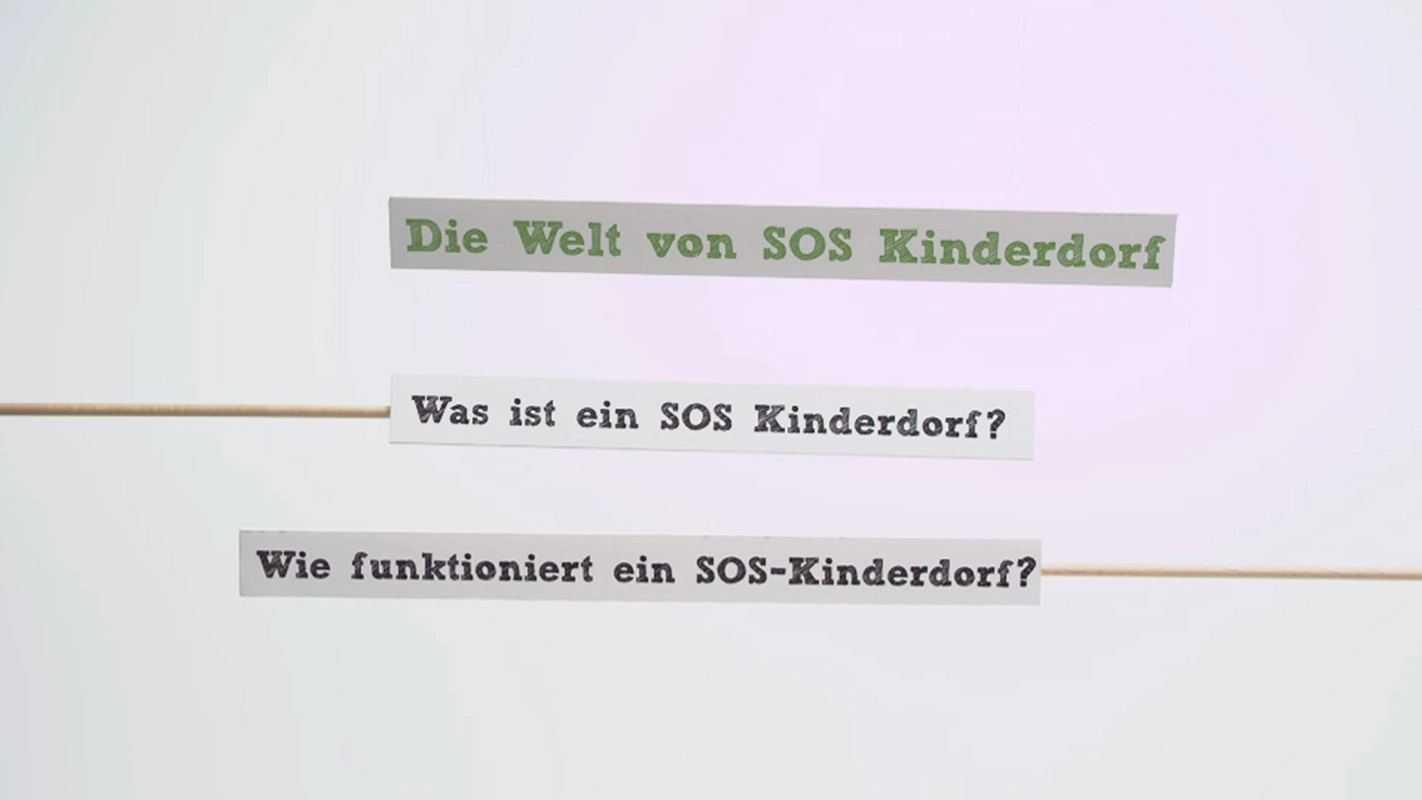 Erklärfilm der Filmproduktion Panda Pictures aus München und Ulm für SOS Kinderdorf. Titelkarten mit Fragen zum SOS Kinderdorf, arrangiert auf einem Faden, visualisieren das Storytelling.