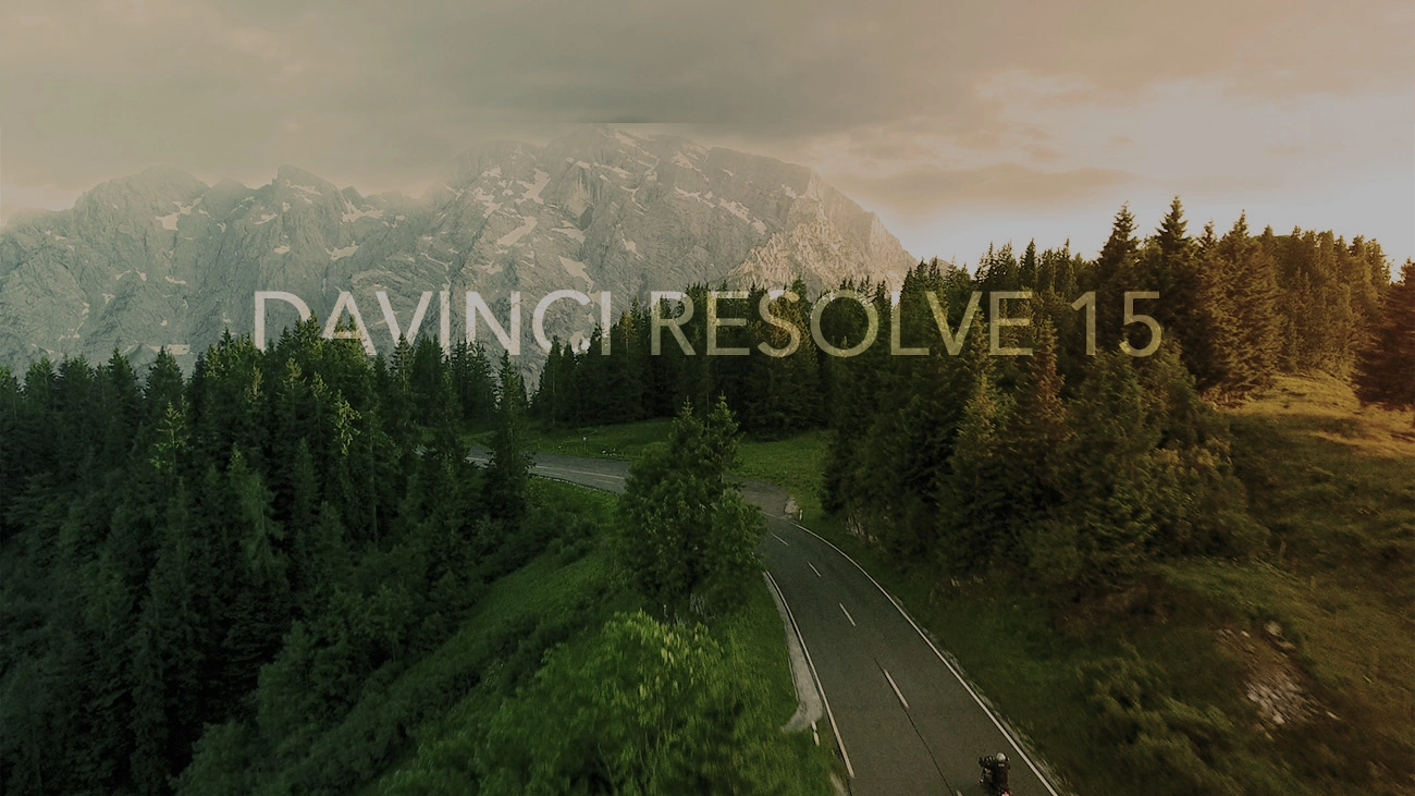 Filmproduktion Panda Pictures aus München und Ulm zum Thema DaVinci Resolve 15. Eine epische Drohnenaufnahme einer Berglandschaft mit Straße. Das Color Grading in der Postproduktion ist entscheidend für diesen cineastischen Look.