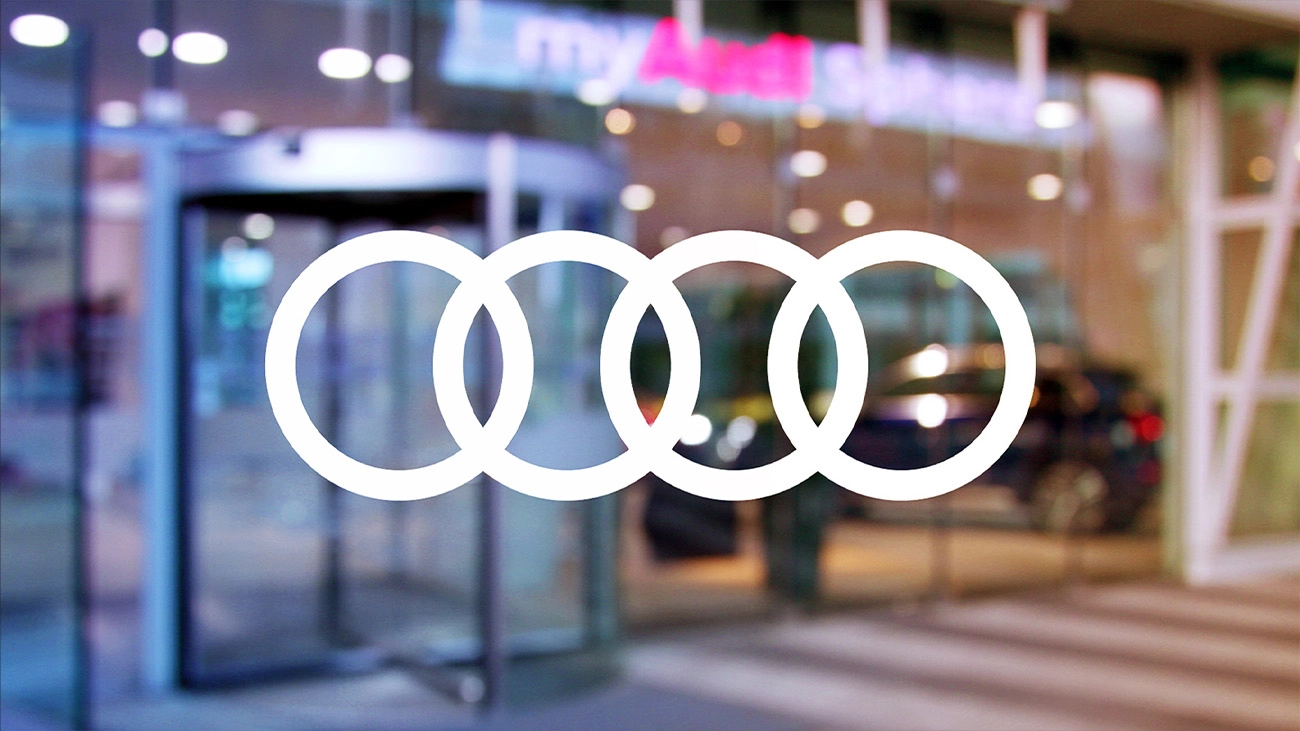 Filmproduktion Panda Pictures aus München und Ulm zum Thema Launchfilm. Das Audi-Logo vor einem gläsernen Eingang. Ideal, um einen Launchfilm für ein Produkt zu beenden.