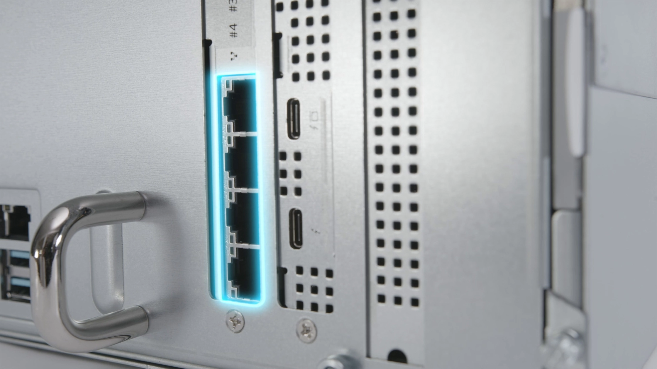 Filmproduktion Panda Pictures aus München und Ulm zum Thema PROMISE – Die neue Generation. Nahaufnahme der Rückseite eines Servers mit leuchtenden Netzwerkanschlüssen, die Konnektivität für die Postproduktion aufzeigen.